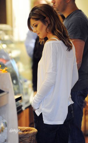  Cheryl Cole at 星巴克 in Surrey (July 28)