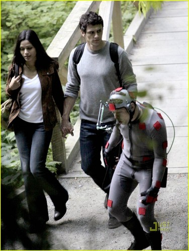  James Franco and Freida malhado, pinto on the set of 'Rise of the Apes' (July 27)