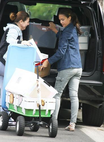  Jessica Alba Unloading A van In Beverly Hills