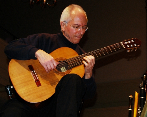  John Williams playing guitar, gitaa