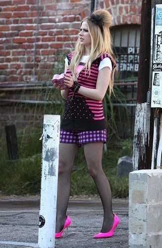  Sexy Avril Lavigne Loves Her Present: Chocolates!