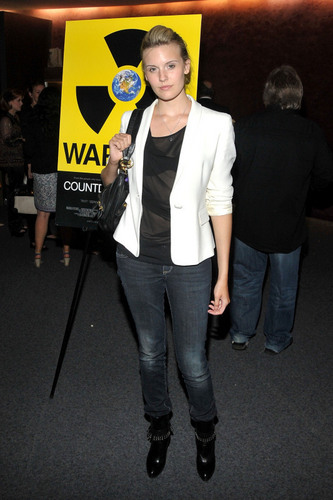  Maggie Grace arrives to the Los Angeles premiere of cây mộc lan, mộc lan Pictures' "Countdown to Zero"