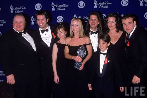  Actress Christina Applegate with the Cast of the TV 显示 "Jesse" at the People's Choice Awards