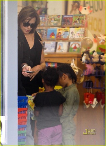 Angelina & Kids out in Oakland