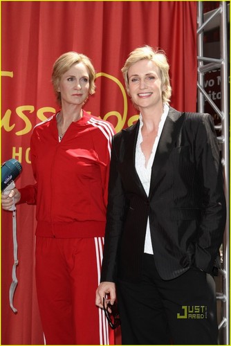 Jane Lynch: Sue Sylvester Gets Waxed!