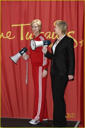 Jane Lynch: Sue Sylvester Gets Waxed!