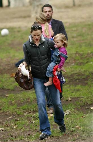  Jen and Ben took violett and Seraphina to the Park!