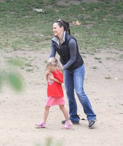  Jen and Ben took 紫色, 紫罗兰色 and Seraphina to the Park!