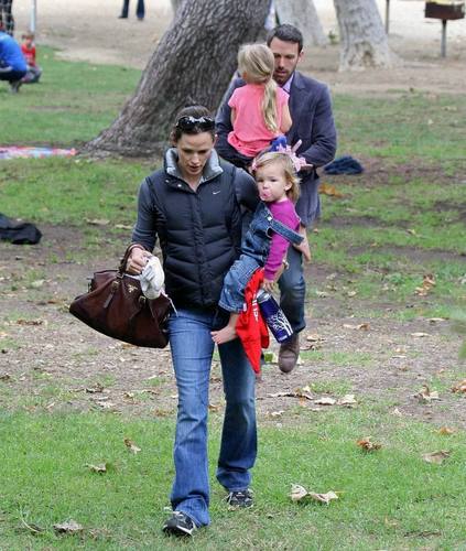  Jen and Ben took बैंगनी, वायलेट and Seraphina to the Park!