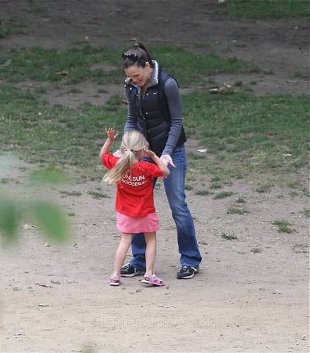  Jen and Ben took बैंगनी, वायलेट and Seraphina to the Park!