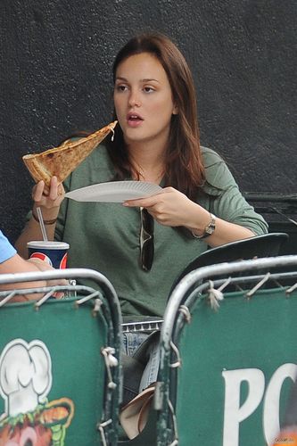 Leighton is seen enjoying a slice of pizza with her friends