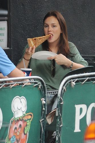  Leighton is seen enjoying a slice of pizza with her vrienden