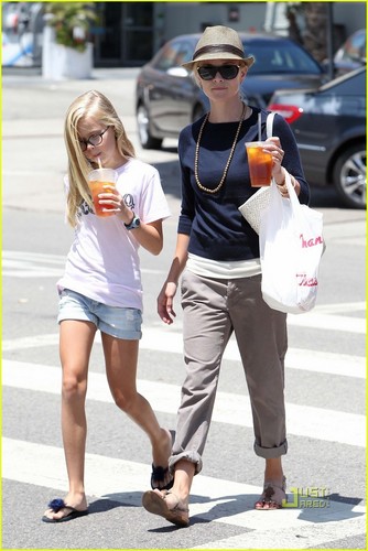  Reese Witherspoon & Ava Phillippe: Iced tsaa Time!