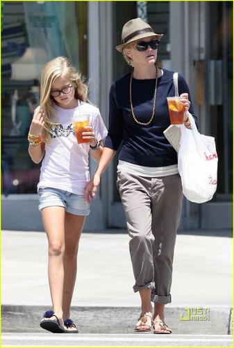  Reese Witherspoon & Ava Phillippe: Iced chá Time!