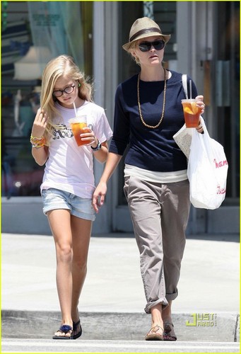  Reese Witherspoon & Ava Phillippe: Iced 茶 Time!