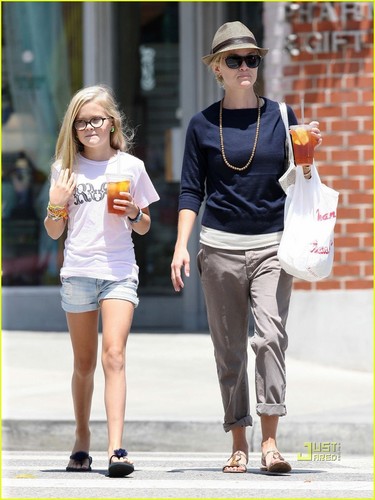  Reese Witherspoon & Ava Phillippe: Iced 茶 Time!