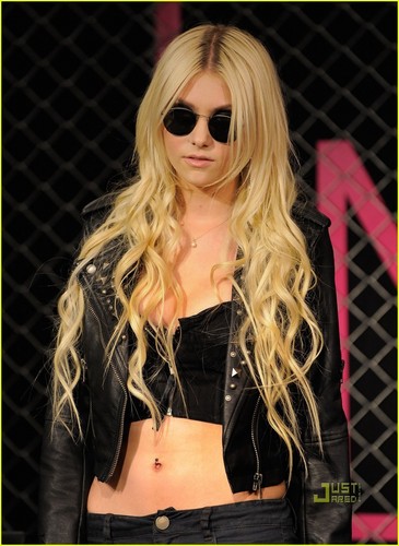  Taylor Momsen Launches the Material Girl Line!