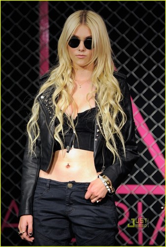  Taylor Momsen Launches the Material Girl Line!