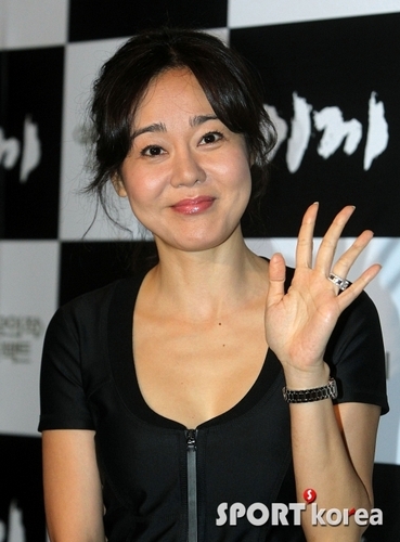  Yunjin Kim- at another Korean movie premiere btw, this time the film in सवाल is Moss