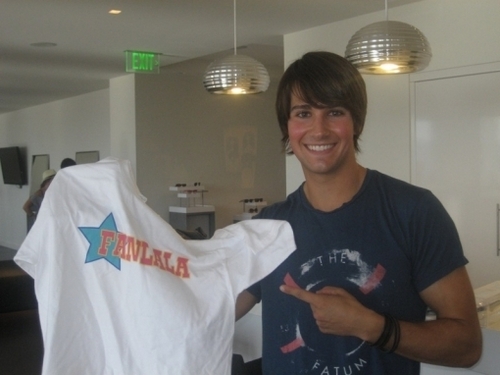  James: Look at My Fanala T-Shirt!!