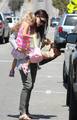 Jen and Violet run errands in LA! - jennifer-garner photo