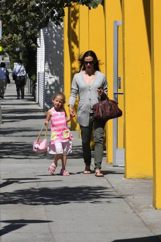Jen and Violet run errands in LA!
