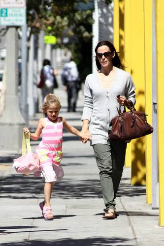  Jen and tolet, violet run errands in LA!