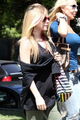  Leaving Sunset Marquis Hotel in West Hollywood - 07.08.10