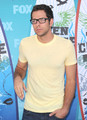 Zachary Levi @ the 2010 Teen Choice Awards - chuck photo