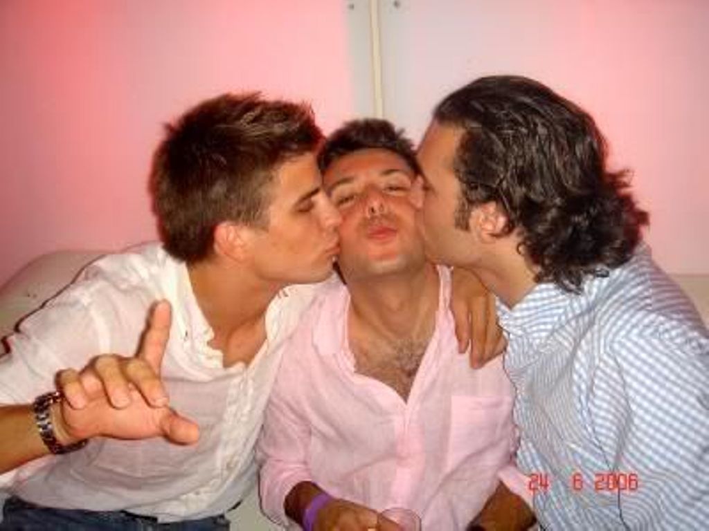 piqué garçons baiser - gerard-pique photo