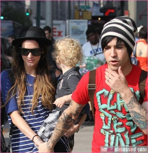  Ashlee, Pete & Bronx out in NYC