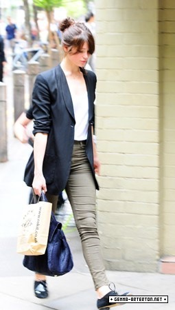  Gemma Arterton shopping in Convent Garden in 伦敦 (August 7)