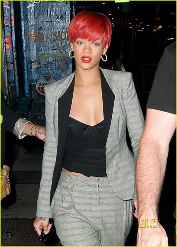 Rihanna: New Neck Tattoo!