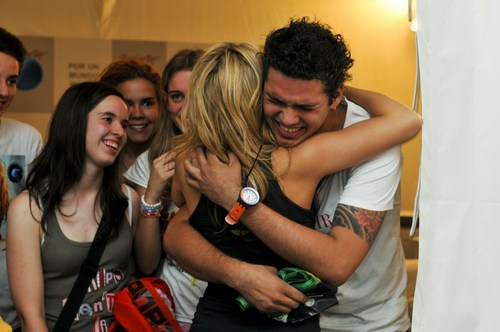 Shakira and fan