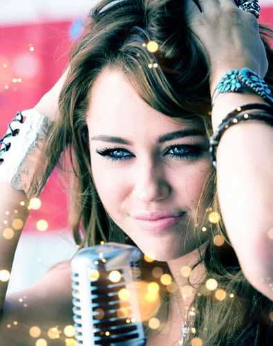 http://images2.fanpop.com/image/photos/8500000/Miley-Cyrus-miley-cyrus-8552626-395-500.jpg