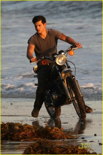  Taylor Lautner´s Flippin´ Hot चित्र Shoot