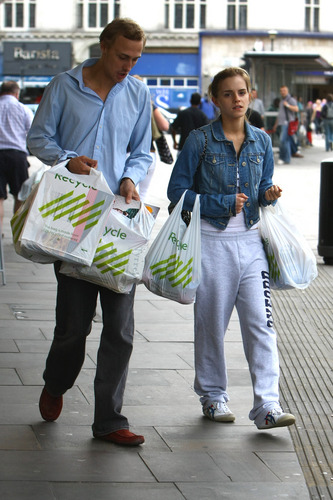  Emma Watson: At Waitrose in Finchley with नीलकंठ, जय, जे Barrymore [07.15.09]