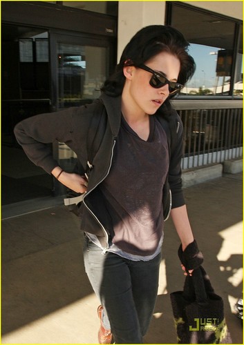  Kristen Stewart makes her way through LAX airport in Los Angeles