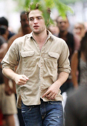  Robert Pattinson on Remember Me set*