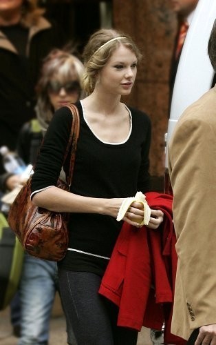  Taylor and Taylor Ride to Swift's সঙ্গীতানুষ্ঠান Together