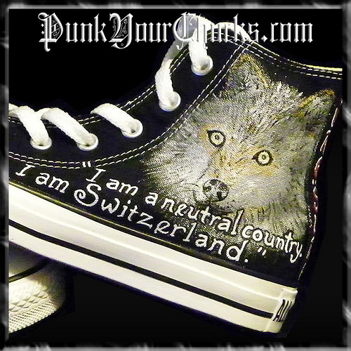  Twilight converse Sneakers painted por www.punkyourchucks.com artist MAG