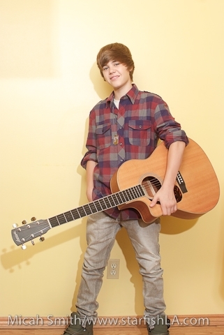 justin bieber guitar. Justin Bieber With His Guitar