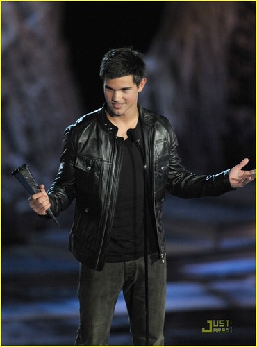  Taylor Lautner Break-out Performance Male
