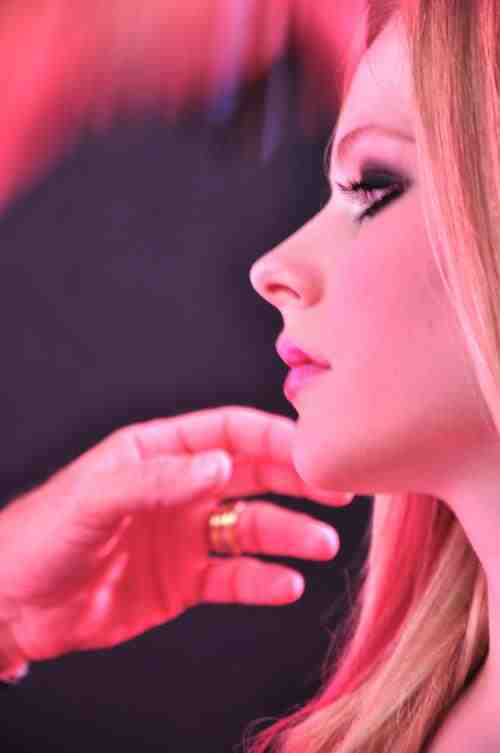 Avril Lavigne - Black Star Photo (8846051) - Fanpop