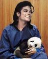 Awww, He's holding a wittle panda!!! - michael-jackson photo
