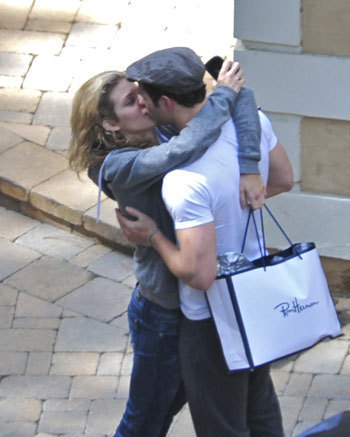  Kellan Lutz And AnnaLynne McCord Share baciare