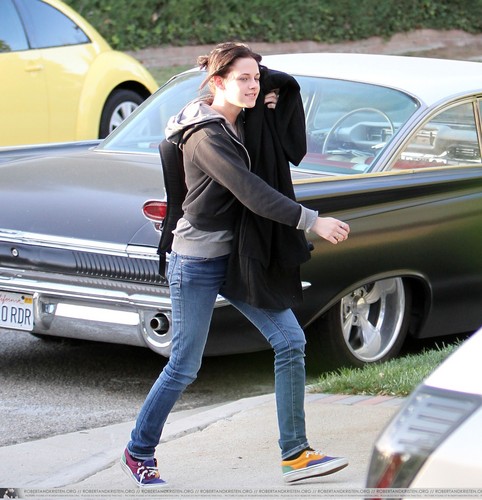  Kristen arriving at home pagina today