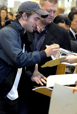  Robert Pattinson Arrives in Japão
