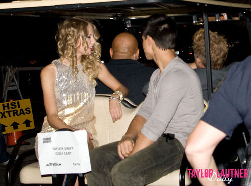  Taylor Lautner Visits Taylor 迅速, 斯威夫特 At 音乐 Video Shoot