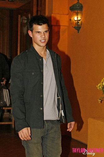  Taylor Lautner Visits Taylor 빠른, 스위프트 At 음악 Video Shoot